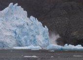 Pedazos de hielo se desprenden del glaciar San Rafael, parte de los Campos de Hielo Norte en el Parque Nacional Laguna San Rafael, en la sureña región de Aysén (Chile), en una imagen de archivo.