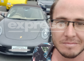 El juez Diego Moscoso aparece en una selfie, delante de un carro. Él dice ser un aficionado de los vehículos antiguos y de alta gama, pero, asegura, que no es dueño de algún carro de ese tipo.