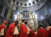 Sacerdotes católicos celebran en Domingo de Ramos en la Iglesia de Jerusalén, Israel este domingo.