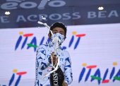 Alexander Cepeda, ciclista ecuatoriano, celebra su título de campeón joven.