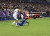 Ya son dos los partidos que una cinta amarilla es ubicada detrás del banquillo de Emelec, área técnica de Ismael Rescalvo (d), para impedir el trato hostil de los hinchas.