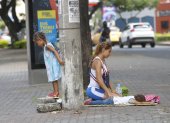 Muchos venezolanos trabajan junto con sus hijos en la calle.
