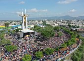 La procesión del Cristo del Consuelo en 2022, terminó con una misa campal en los bajos del monumento de bronce del Cristo Crucificado, en Cisne 2, suburbio de Guayaquil.
