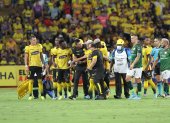 Byron Castillo se retira lesionado de la cancha, tras sufrir un fuerte golpe en la cabeza.