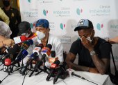 Fotografía cedida hoy por la Alcaldía de Cali que muestra al médico Laureano Quintero (c), director médico de la clínica Imbanaco de Cali, mientras anuncia a los medios de comunicación la muerte del exfutbolista colombiano Fredy Rincón en compañía de sus hijos, Sebastían (i) y Freddy Stiven Rincón (d), hoy en Cali (Colombia).