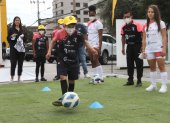 Los futbolistas con discapacidad intelectual demostraron gran control del balón y buen remate.
