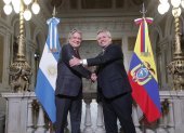 El presidente Lasso saluda con su homólogo argentino Alberto Fernández en el marco de la visita oficial del primero a Argentina.