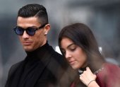 Cristiano Ronaldo (i) hizo el anuncia a través de redes sociales junto a su pareja, Georgina Rodríguez.