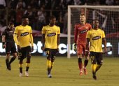 Los jugadores de Barcelona, impotentes tras la caída frente a Liga de Quito en el Rodrigo Paz.