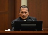 El actor estadounidense Johnny Depp testifica durante su juicio por difamación en el Tribunal de Circuito del Condado de Fairfax, Virginia, este 19 de abril de 2022.