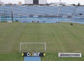 Así se presenta el actual estado de la cancha del Modelo, con grandes espacios de hierba reseca, aunque los trabajos en el campo se siguen efectuando.