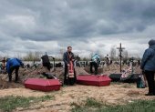 Bucha. Un sacerdote oficiaba el pasado lunes un funeral por varios muertos tras los ataques de las tropas rusas en la ciudad de Ucrania.