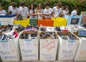 Miembros de "Loving Soles", un proyecto de jóvenes que recolecta zapatos para compartir con personas necesitadas, fueron regitrados al clasificar las donaciones, en Miami Lakes (Florida, EE.UU.).