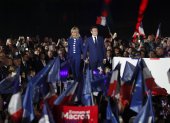 Paris. Emmanuel Macron, junto a su esposa, llegan a festejar el triunfo en las urnas.