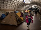 Entre carpas. Cientos de personas sobreviven en las galerías subterráneas del metro de Járkov, donde se acomodan y se organizan para alimentarse y proveerse de seguridad.