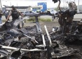 ​Escombros. Un policía contempla lo que quedó del automotor que explotó ayer.