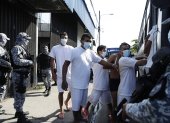 San Salvador. Supuestos pandilleros detenidos durante el estado de excepción son trasladados a una cárcel.