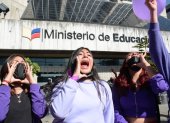 Desde muy temprano, un grupo de más de 100 estudiantes del Colegio fiscal Luis Napoleon Dillon del Norte de Quito, realizaron una manifestación