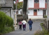 Un grupo de personas camina por una calle vacía, el 9 de abril de 2022, en Ambatillo (Ecuador)