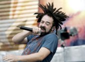 Fotografía de archivo en la que se registró al cantante Adam Duritz, voz líder de la banda Counting Crows, una de las agrupaciones invitadas al SunFest en West Palm Beach (Florida).