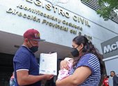 Inscripción. Tras 33 días de espera, los padres de Renata pudieron inscribir su nacimiento en el Registro Civil.