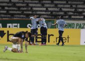 Los jugadores del cuadro camarata festejan el primer gol del partido, ante el lamento de la visita.