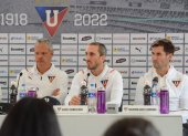 Luis Zubeldía (c), nuevo técnico de Liga de Quito, durante presentación de este jueves 28 de abril.