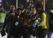 Jaime Arrascaita (c) de Strongest es llevado a una ambulancia en un partido de la Copa Libertadores entre The Strongest y Caracas FC en el estadio Hernando Siles en La Paz (Bolivia), este 27 de abril de 2022.