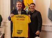 Alejandro Domínguez recibe la camiseta de Barcelona de las manos de Carlos Alfaro Moreno.
