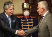 El presidente Guillermo Lasso saluda al nuevo ministro de Defensa, Luis Lara, quien reemplazó a Luis Hernández.