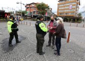 El retorno es lento y paulatino. En las calles de La Mariscal se pueden ver a algunos turistas que han llegado a la ciudad tras la pandemia. Los uniformados les brindan información sobre direcciones, pero también sobre medidas de seguridad.
