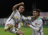 Alexander Alvarado (i) de LDU celebra un gol en un partido de la Copa Sudamericana ante Defensa y Justicia.