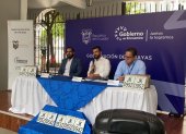 En gobernador de Guayas, Pablo Arosemena, participó de la entrega de las placas restantes.