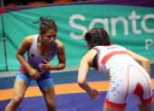 Vicky León (i), luchadora ecuatoriana, en uno de los combates de los Juegos Sudamericanos Juveniles.