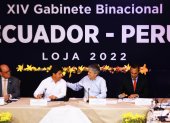 El presidente de Ecuador, Guillermo Lasso (c-d), y su homólogo de Perú, Pedro Castillo (c-i), participan en la Cumbre Presidencial y Gabinete Binacional hoy, en la ciudad fronteriza de Loja (Ecuador).