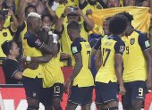 Enner Valencia (2i) de Ecuador celebra con sus compañeros en un partido de las eliminatorias sudamericanas para el mundial de la FIFA Catar 2022, en una fotografía de archivo.