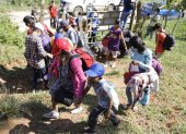 Un grupo de migrantes hondureños tratan de evitar los puntos de control migratorio recorriendo otros caminos en el Municipio de Omoa (Honduras), en una fotografía de archivo.