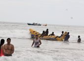 Diversión.- Un grupo de bañistas en Montañita.