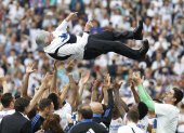 El técnico italiano Carlo Ancelotti es lanzado por los aires durante los festejos del Real Madrid.