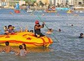 Mar. Turistas de Salinas aprovecharon para jugar con el agua salada