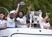 Los jugadores del Real Madrid pasearon con el trofeo de campeones del fútbol español.