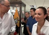 Amistades. Glas acude a presentarse ante los jueces en compañía de un círculo íntimo. Tras Marcela Aguiñaga, Ronny Aleaga y el juez Pedro Moreira.