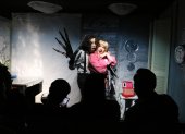 Shows. Obras de todos los géneros se viven en los microteatros. Los actores tienen mucha cercanía con el público.