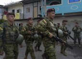 Militares ecuatorianos realizan operativos con fin de contrarrestar hechos delictivos y de violencia, durante el primer día de estado de excepción, en Guayaquil (Ecuador), este 30 de abril de 2022.
