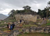 Turistas mientras pasean frente al templo mayor de la ciudad fortificada de Kuélap, en una fotografía de archivo.