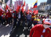 Los trabajadores durante el recorrido, de más de dos kilómetros, gritaron consignas en contra del gobierno de Guillermo Lasso.