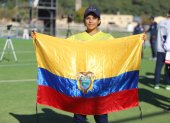 La deportista Blanca Rodrigo muestra la bandera ecuatoriana en Rosario.
