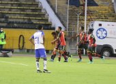 Los jugadores del Deportivo Cuenca celebran el único gol del encuentro jugado en el estadio Olímpico Atahualpa