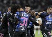 Los jugadores de Independiente del Valle celebran el gol anotado en el partido contra Liga de Quito en el estadio Banco Guayaquil