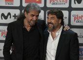 El actor Javier Bardem y el director Fernando León de Aranoa posan juntos a su llegada a la ceremonia de entrega de los Premios Platino, este domingo en el recinto IFEMA de Madrid.
